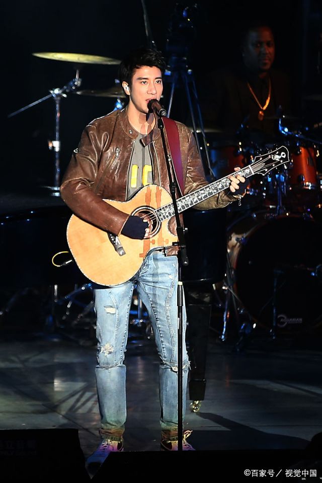 王力宏弹钢琴到自我陶醉 数千粉冒雨到场聆听汪小菲助阵